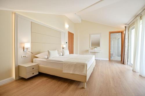 波拉特Luxury Apartments Villa Tunera的白色的卧室设有一张大床和一个大窗户