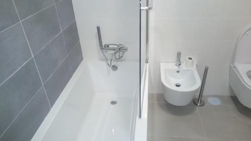 Salir de PortoBela Baia 2的白色的浴室设有卫生间和水槽。