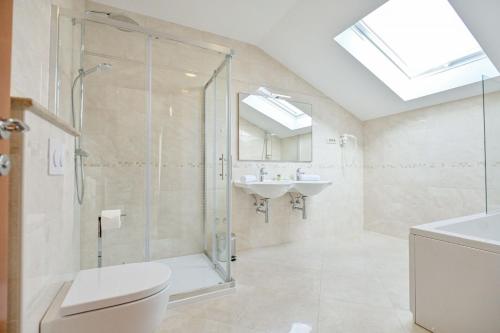 波拉特Luxury Apartments Villa Tunera的带淋浴、卫生间和盥洗盆的浴室