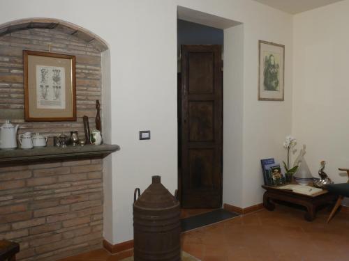芬奇Helichrysum的一间带砖砌壁炉和木门的客厅