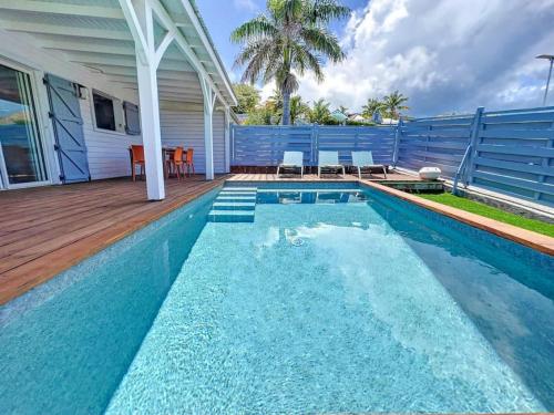 Cul de SacMaison Ti Case, private pool, next to Pinel Island的房屋前的游泳池