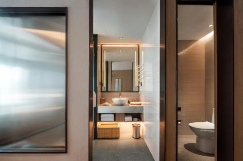 深圳深圳憬居酒店的一间带水槽、卫生间和镜子的浴室