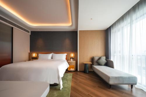 深圳深圳憬居酒店的卧室设有一张白色大床和一扇窗户。