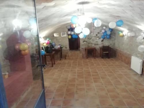 卡斯特尔比斯堡L'Olivera Casa Rural的天花板上放有气球的房间