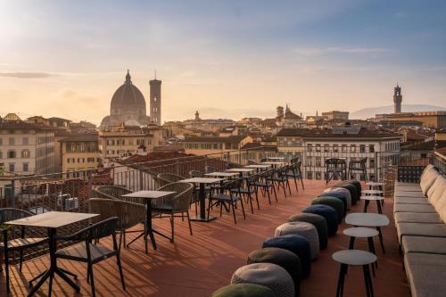 佛罗伦萨克罗齐迪马耳他酒店的建筑物屋顶上的一排桌椅