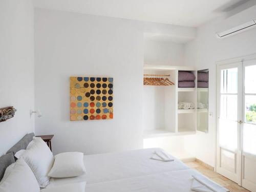 阿波罗尼亚Anemoessa Studios的白色的客厅配有沙发和墙上的绘画