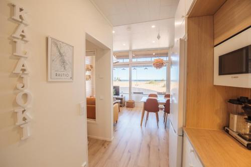 卡拉约基Apartment Aurinkoranta D5 saunallinen kaksio merinäkymällä Kalajoki的一间厨房和海景用餐室