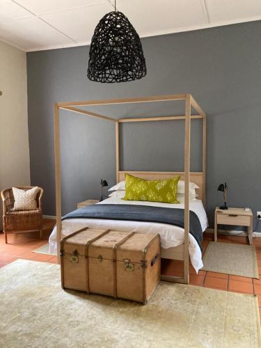 Goop纳瑞斯那马夸度假酒店的一间卧室配有一张带木架的天蓬床