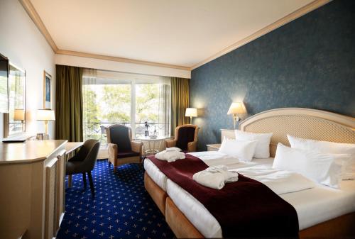 马兰迪Hotel Dieksee - Collection by Ligula的酒店客房带两张床和一张桌子以及椅子。