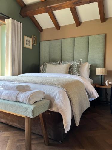 哈利法克斯Saltonstall Airbnb的一间卧室配有一张大床和绿色床头板