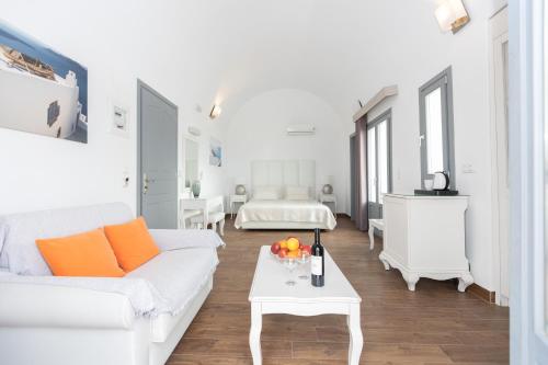 梅加洛克里圣托里尼之星酒店的白色的客厅配有白色的沙发和桌子