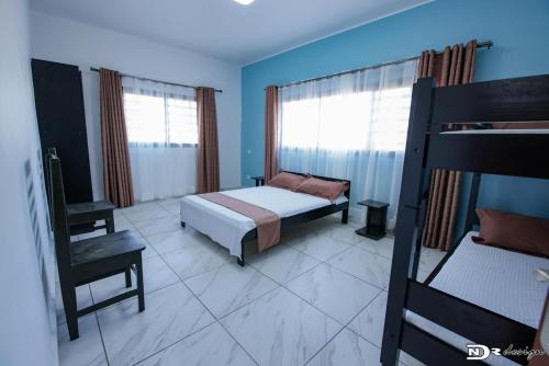 马哈赞加Kalina Résidence的一间卧室配有一张床和一张双层床。