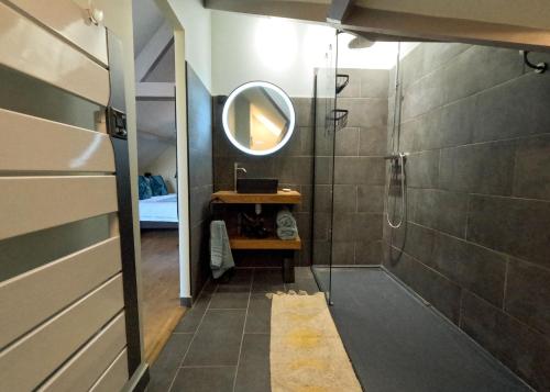 滨海苏拉克23的带淋浴和镜子的浴室