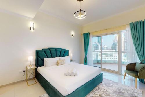 迪拜The Zen Tower - Vacationer的一间卧室设有一张大床和一个大窗户