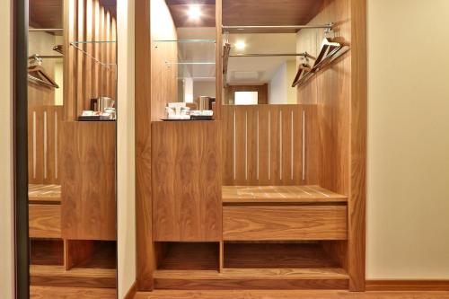 里斯本图里姆伊贝利亚酒店 的更衣室设有木制架子和镜子
