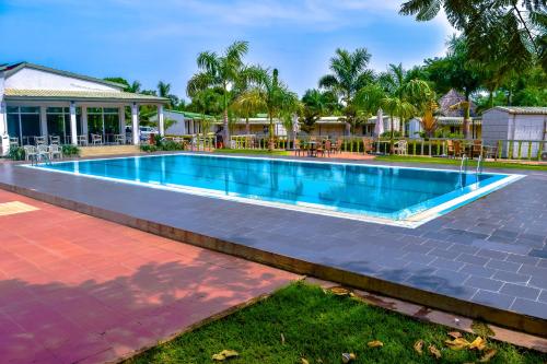 朱巴Grand Hotel Juba的一座房子后院的游泳池