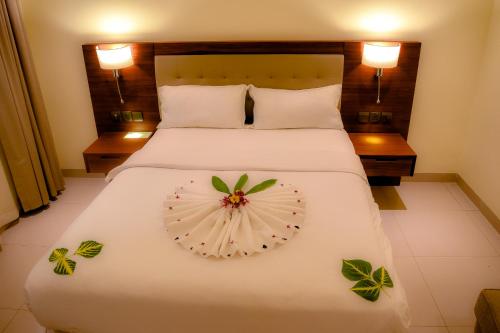朱巴Grand Hotel Juba的酒店客房,配有一张花卉床