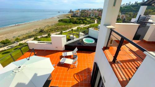 卡萨雷斯Exclusive luxury frontline beach penthouse Casares del mar - Estepona的享有海滩美景的阳台