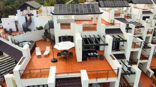 卡萨雷斯Exclusive luxury frontline beach penthouse Casares del mar - Estepona的屋顶房屋的空中景致