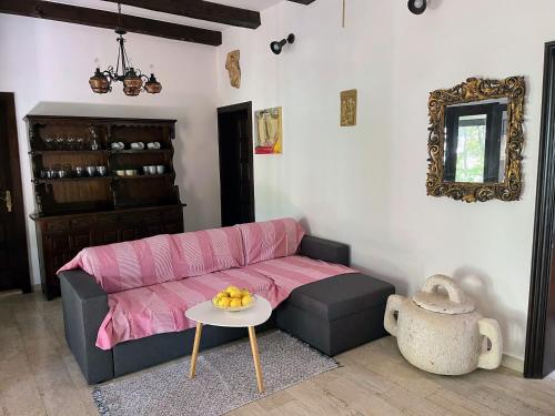 科尔丘拉Holiday Home Božo的客厅配有粉红色的沙发和桌子