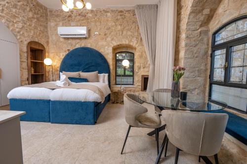 萨法德Moses Luxury Vacation Homes-מתחם פיניקס的一间卧室配有一张特大号床和一张玻璃桌