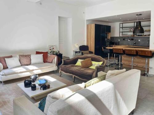 迪耶普Le Dieppe Harbour - Fabuleux Emplacement的带沙发的客厅和带桌子的厨房