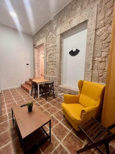 比亚努夫拉Apartamento Villanubla的客厅配有黄色的沙发和桌子