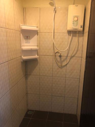 皮皮岛皮皮美梦旅馆的瓷砖浴室设有淋浴和肥皂机