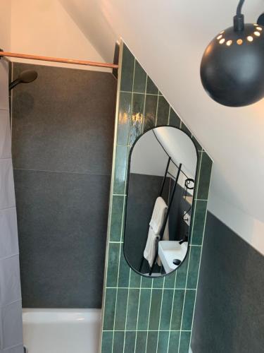汉堡steenkampstudios LOFT的一间带镜子和浴缸的浴室