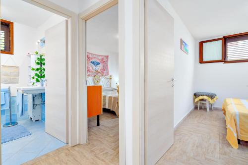 西尼斯科拉Appartamento Caterina的走廊上设有一张床和一张书桌的房间