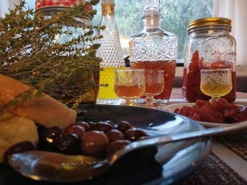 VátosTerraOliva&herbs的一张桌子,上面放着一盘水果和勺子