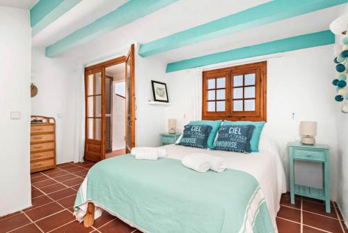 福尔内利斯Sunset Tirant的一间卧室配有蓝色和白色的墙壁。