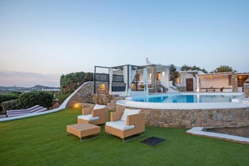 米克诺斯城Villabellum Mykonos的一个带游泳池和房子的后院