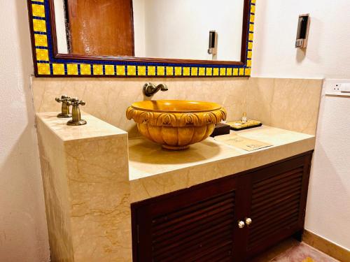 钱德加尔The Kaptain's Retreat的一间带碗水槽和镜子的浴室