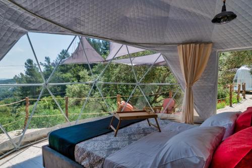 Rachesluxury dome tents ikaria ap'esso2的客房设有床和大窗户。