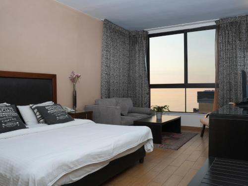 朱尼耶玛贝拉酒店的一间卧室设有一张床和一间客厅。