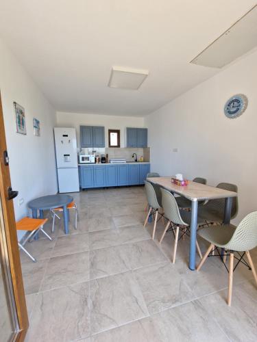 科尔布SunScape Corbu的厨房以及带桌椅的用餐室。