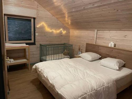 热拉梅Le chalet blanc de Gerardmer avec Spa的卧室配有白色的床和窗户。