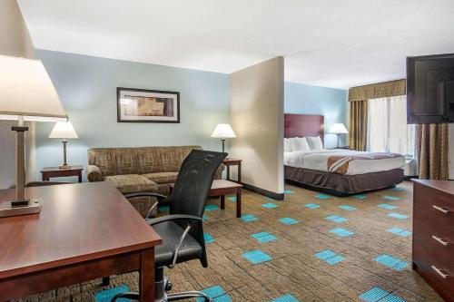 堪萨斯城堪萨斯城国际机场品质酒店的酒店客房设有一张沙发和一张床
