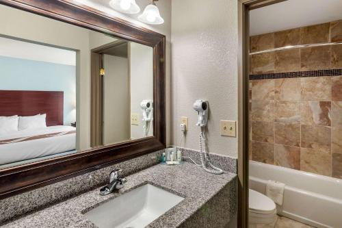 堪萨斯城堪萨斯城国际机场品质酒店的一间带水槽和镜子的浴室