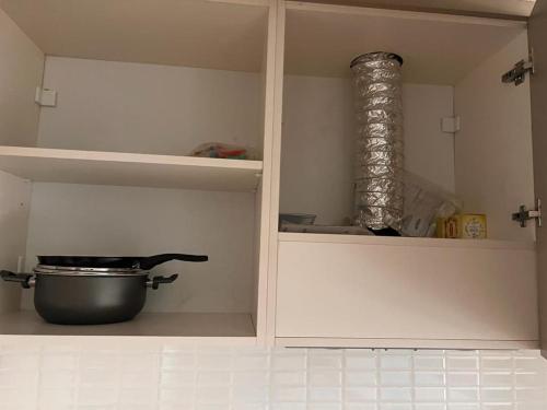 伊斯坦布尔Lens Living Center的一个带锅的厨房柜, 一堆污垢