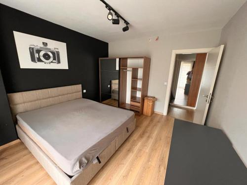 伊斯坦布尔Lens Living Center的卧室配有一张壁挂式相机的床
