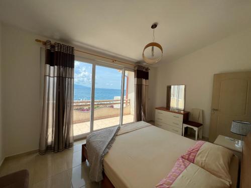 萨兰达布干维尔岛湾公寓的一间卧室配有一张床,享有海景