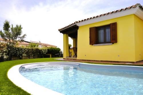 塔瑙内拉Villa Nadia con piscina privata Budoni的房屋前的游泳池