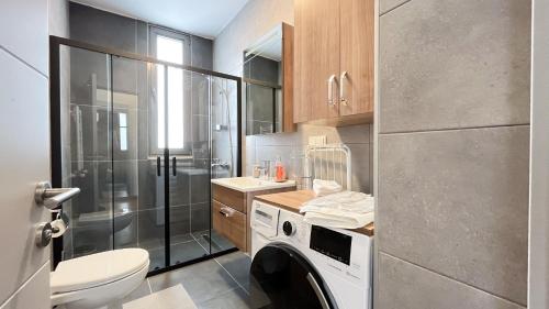 伊斯坦布尔Homie Suites - Newly-constructed Apartment Complex in Beşiktaş的一间带卫生间和洗衣机的浴室