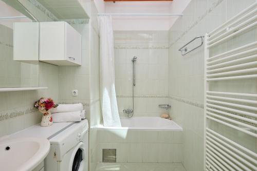 杜布罗夫尼克Apartment Ermineous A34的白色的浴室设有浴缸和水槽。