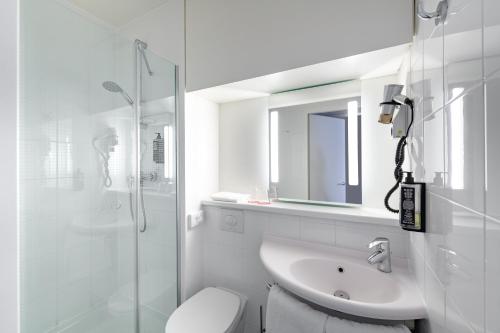 纽伦堡纽伦堡中心帕拉瑞宜必思酒店的白色的浴室设有卫生间和水槽。