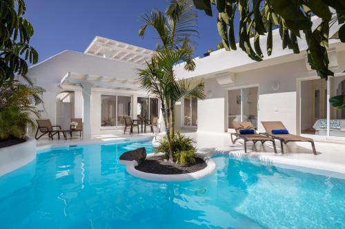 科拉雷侯Bahiazul Resort Fuerteventura的一座带游泳池和房子的别墅