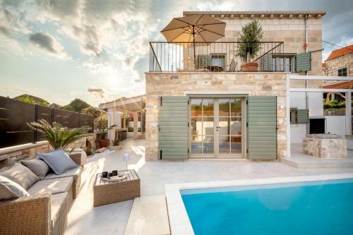 科尔丘拉Villa Mara- Casa Rustica的一座带游泳池和房子的别墅