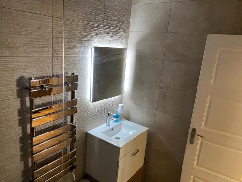 CurbarThe View, Luxury studio的一间带水槽和镜子的浴室